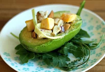 Avocats farcis à la salade de poulet au cari
