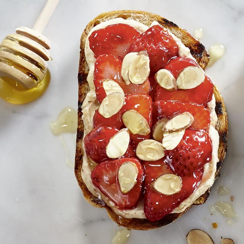 Tartines fraises, crème amandes & miel gourmandes