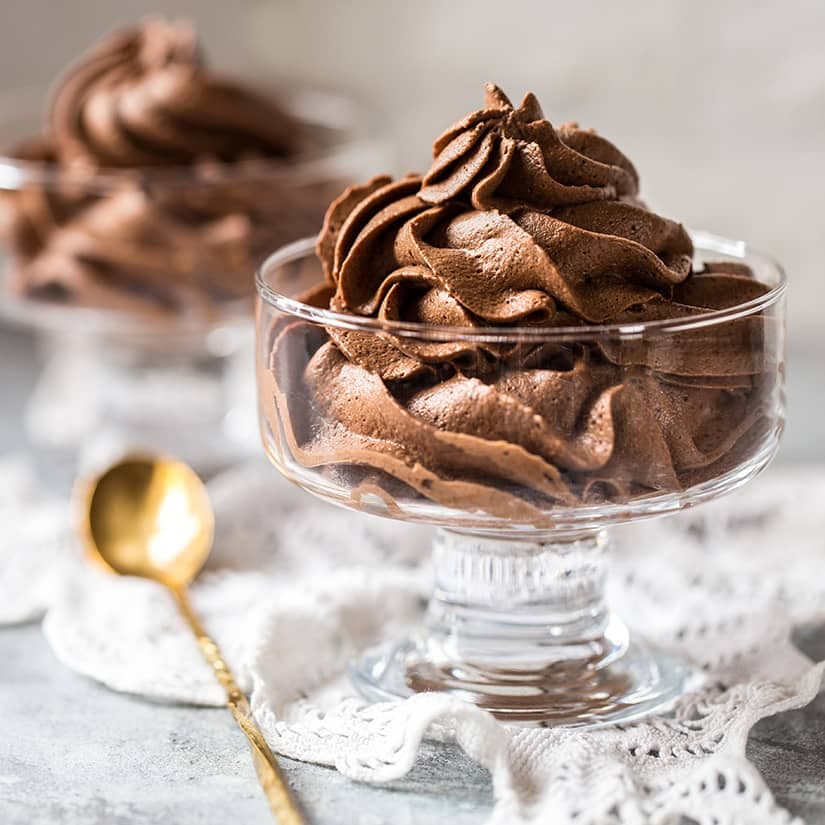 Mousses au chocolat pour la nouvelle Pantone