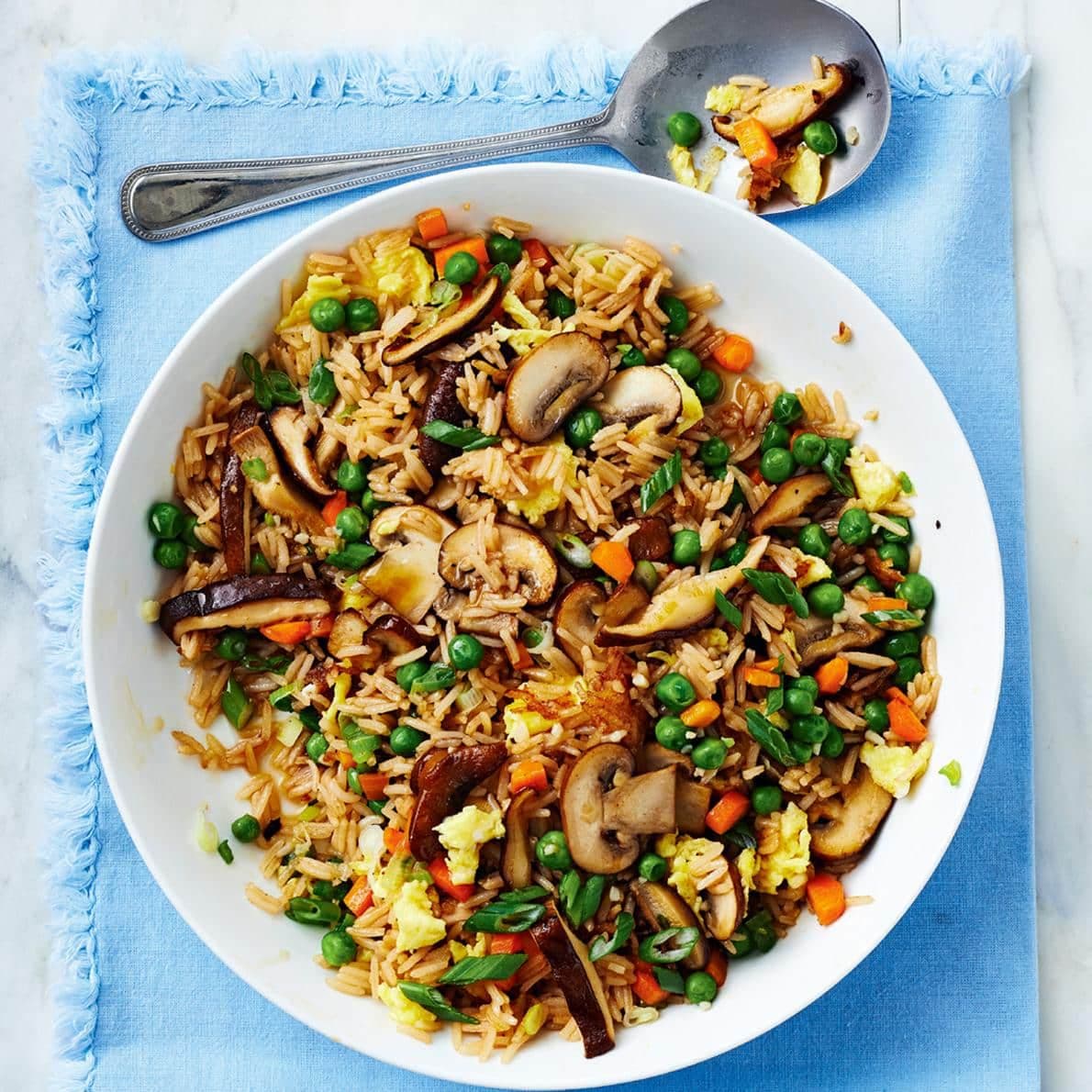 Riz frit aux légumes et aux œufs brouillés