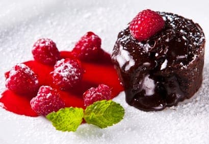 Mousse au chocolat et café, coulis de framboises
