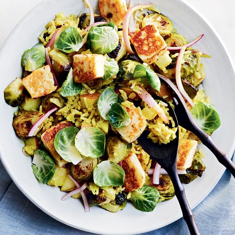 Salade de riz brun, choux de Bruxelles et halloumi