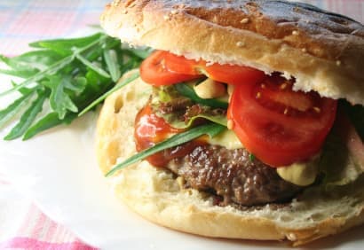 Hamburgers à l'agneau et aux légumes grillés