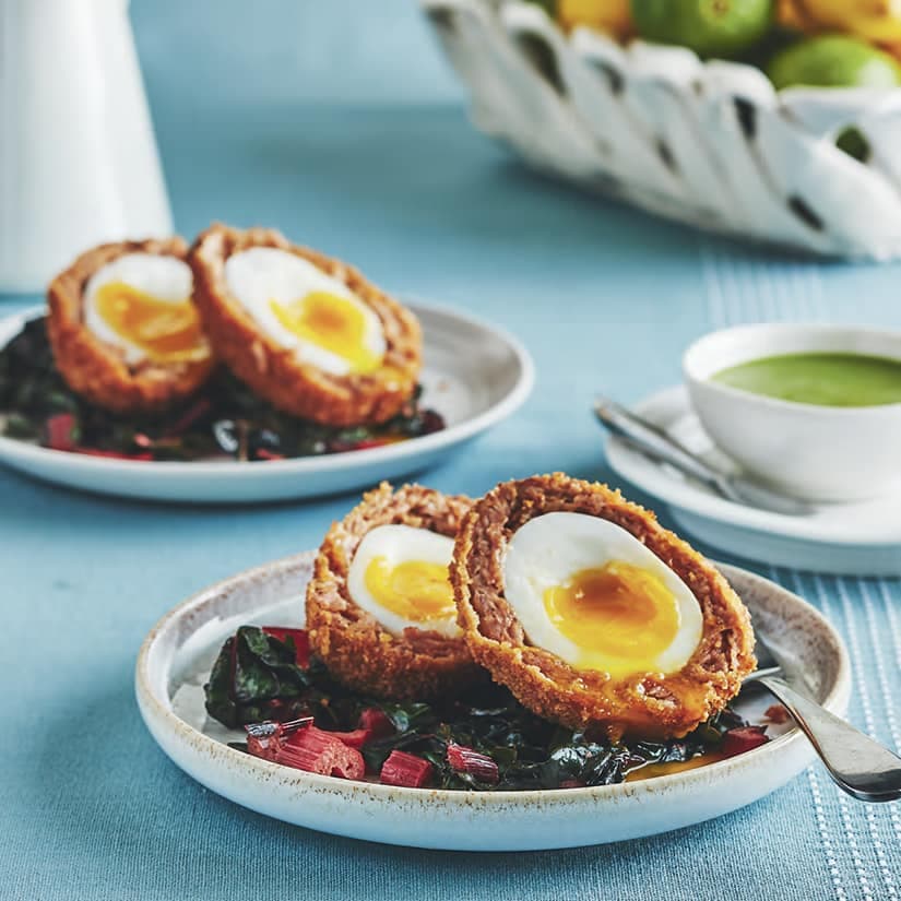 Œufs à l’écossaise sur bette à carde citronnée