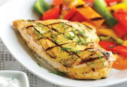 Poulet épicé, sauce au yogourt et au concombre