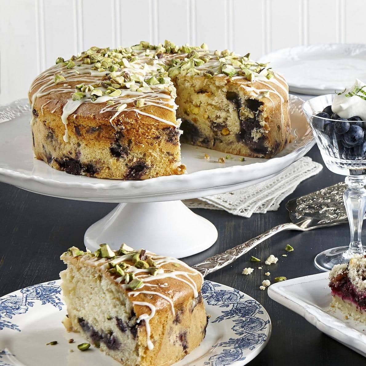 Gâteau aux bleuets, chocolat blanc et pistaches