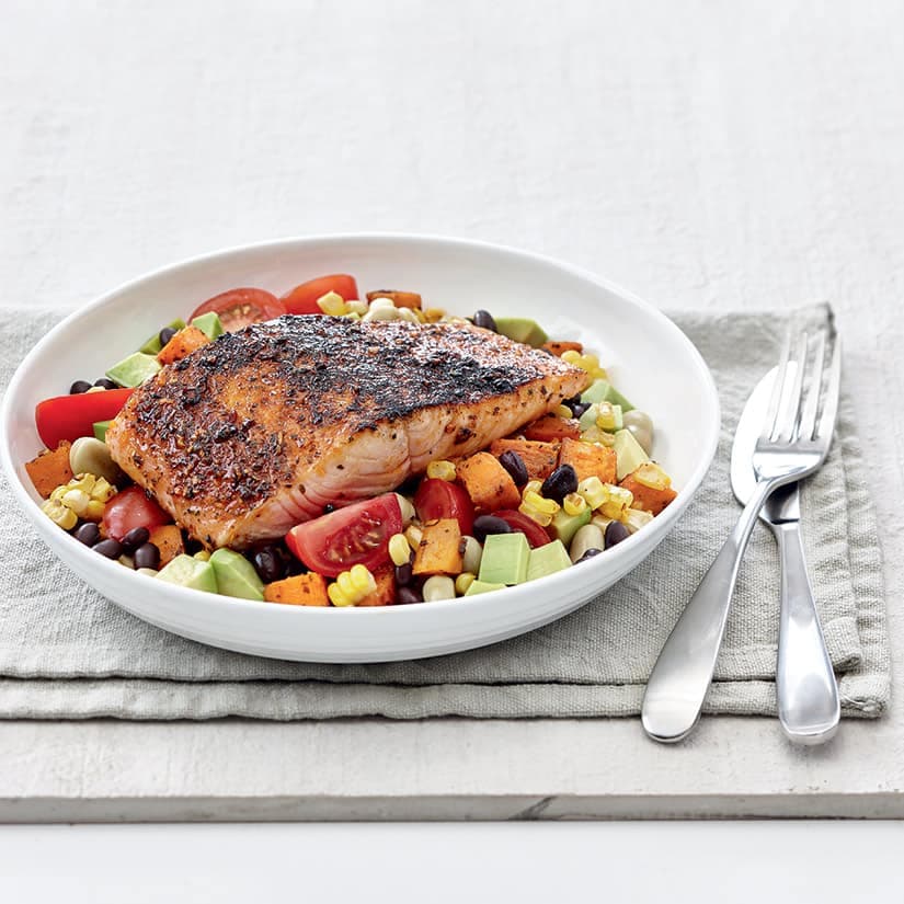 Bols de saumon cajun au maïs et à la patate douce