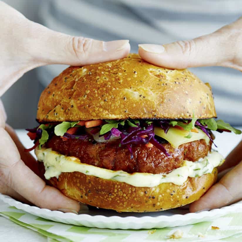 Hamburgers barbecue et salade chou rouge