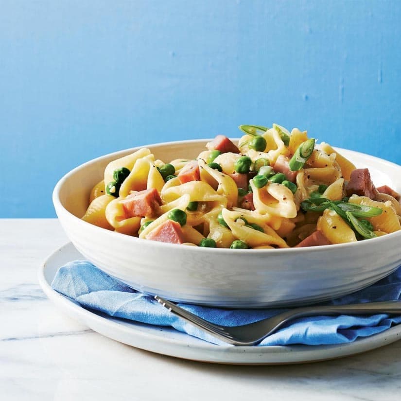 Pâtes crémeuses au jambon et aux petits pois
