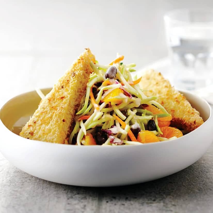 Tofu enrobé de panko sur salade de brocoli