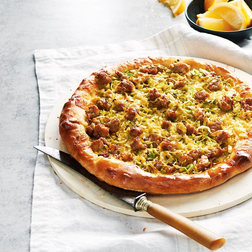 Pizza à la saucisse et aux choux de Bruxelles