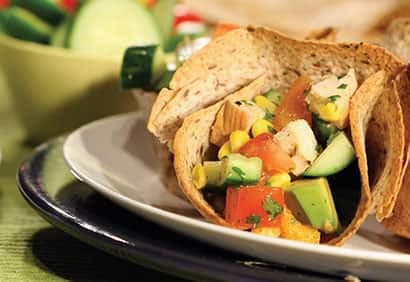 Salade mexicaine dans un bol de tortillas