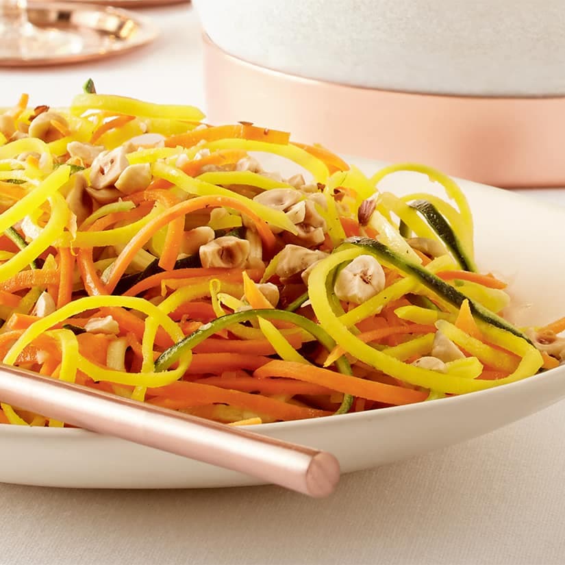 Salade de nouilles de légumes aux noisettes