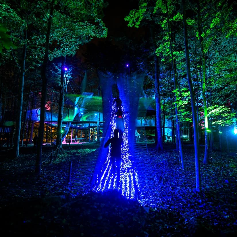 Uplà: une trampoline illuminée sous les étoiles