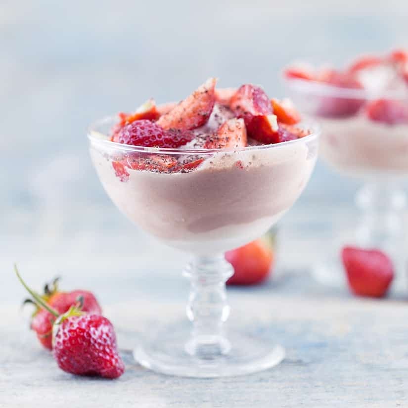 Mousse à la fraise sur nid de meringue