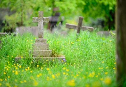 Les rituels funéraires: morts et enterrés?