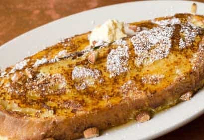 Pain doré à la fraise préparé la veille