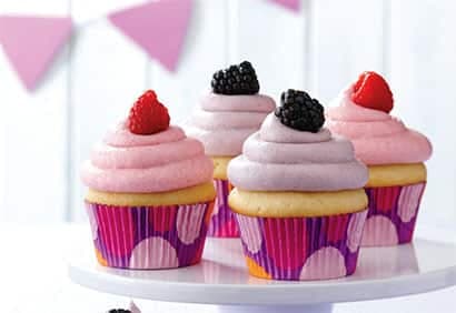 Gâteaux vanille, glaçage petits fruits