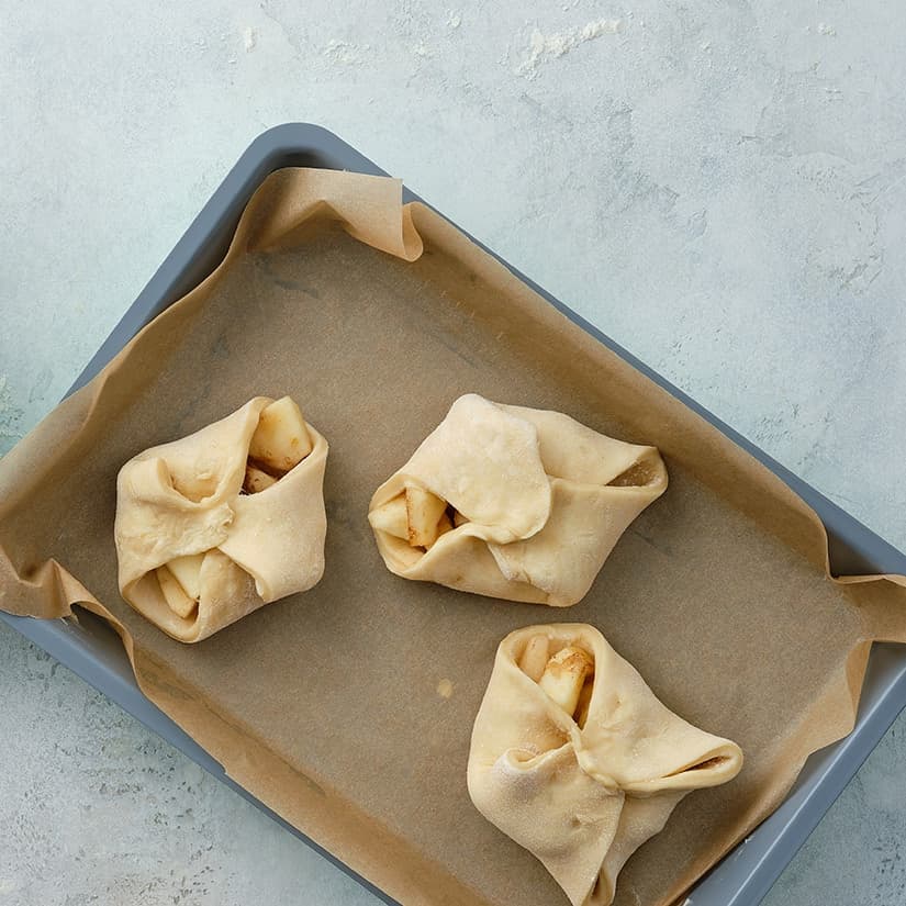 Baluchons aux pommes, sauce au sucre à la crème