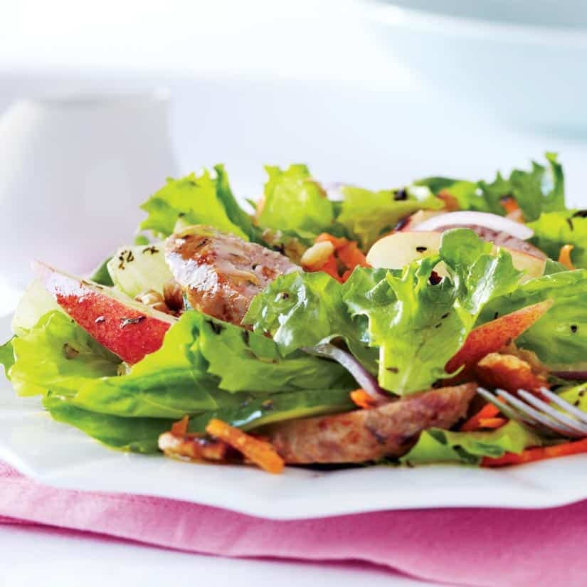 Salade-repas aux saucisses et aux pommes