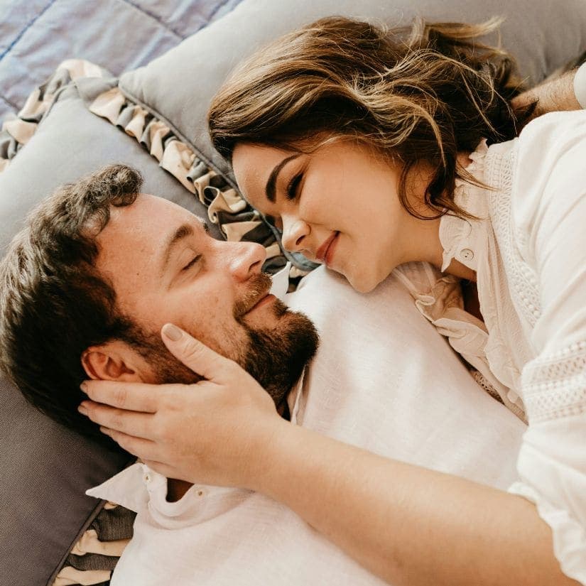 L'habitude nocturne pour un couple heureux