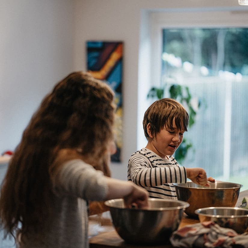 Cuisiner en famille: des bienfaits durables
