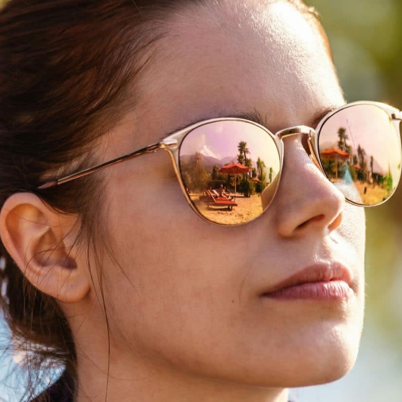 Boutons sur le visage en été: causes et solutions