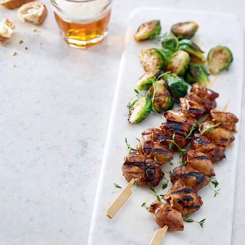 Brochettes de poulet balsamique, choux grillés