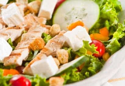 Salade de poulet grillé à la grecque