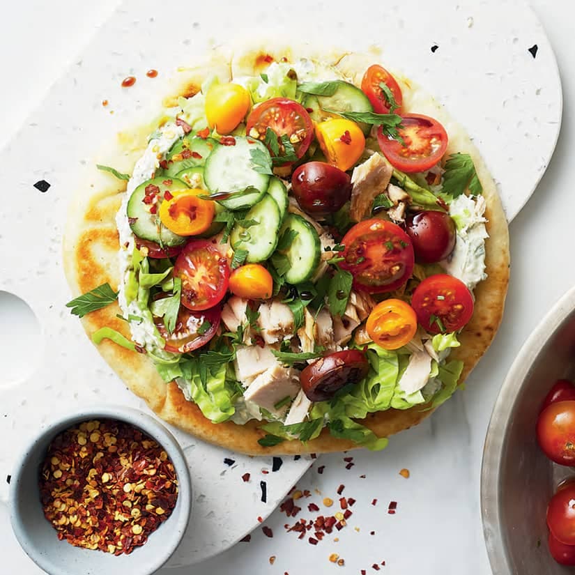 Pains plats au thon et aux crudités