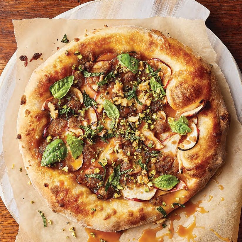 Pizza-dessert aux pommes, au caramel et aux noix