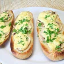 Sandwich aux champignons et au gorgonzola