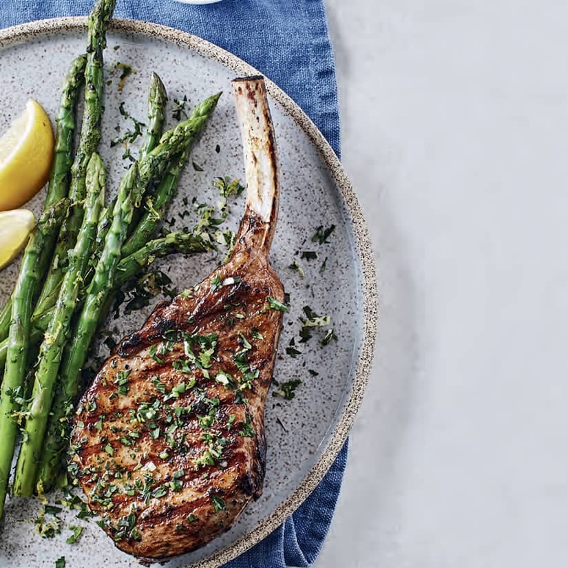 Côtelettes porc, asperges grillées à la gremolata