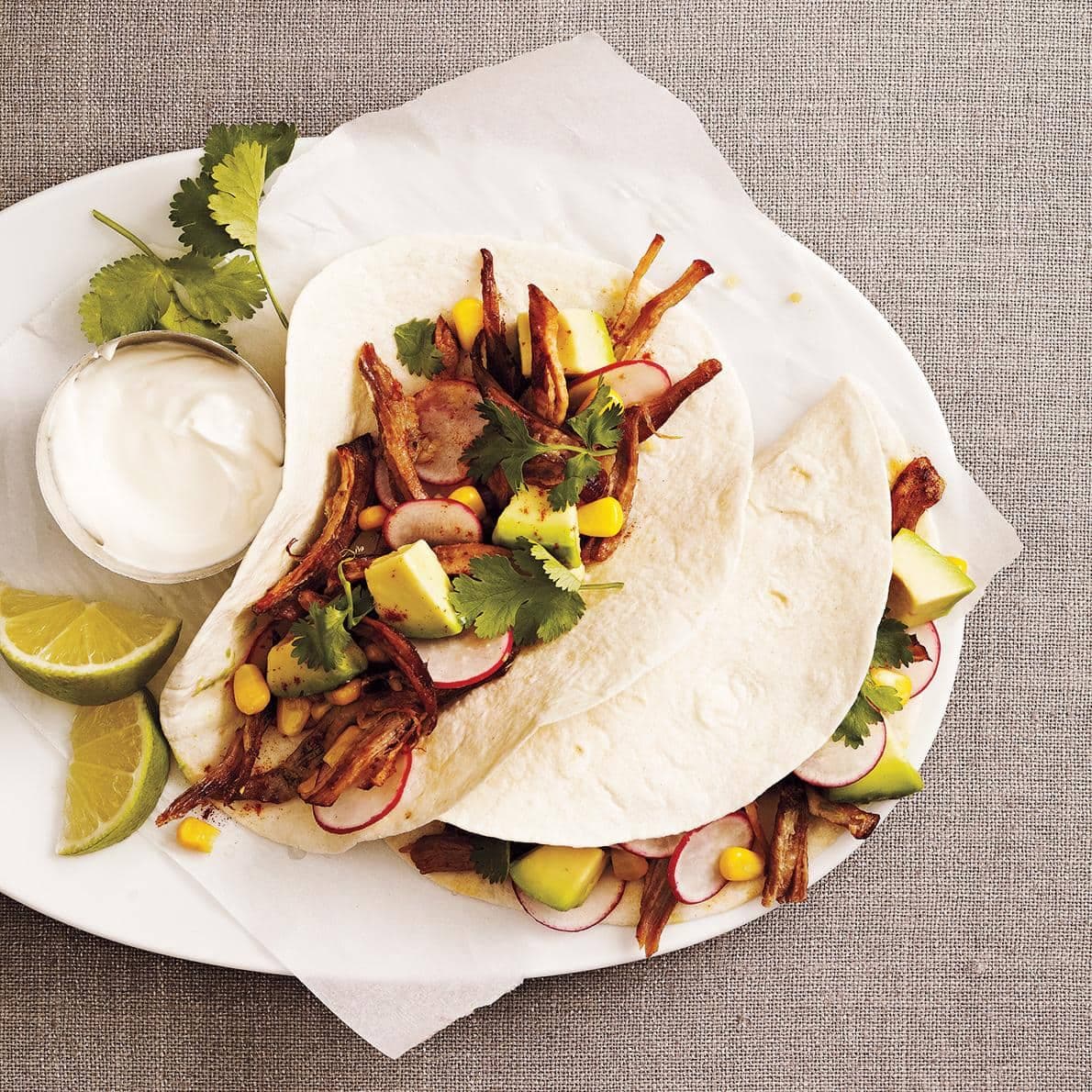 Tacos porc effiloché, salsa avocat-maïs