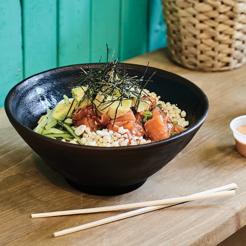 Bol poké au saumon et à l'avocat
