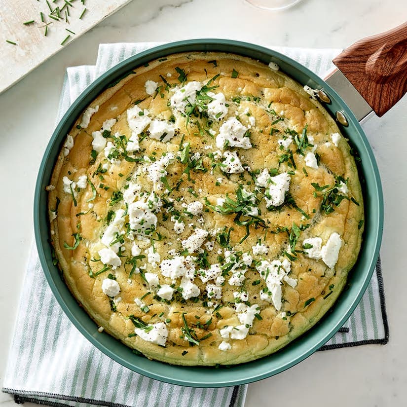 Omelette soufflée chèvre, ciboulette et persil