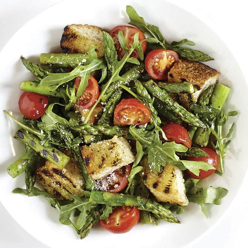Salade d'asperges et croûtons grillés
