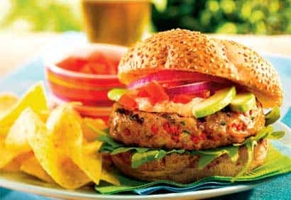 Hamburger de poulet, mayonnaise aux poivrons rôtis