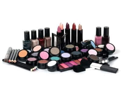 Maquillage: de quoi avons-nous vraiment besoin?