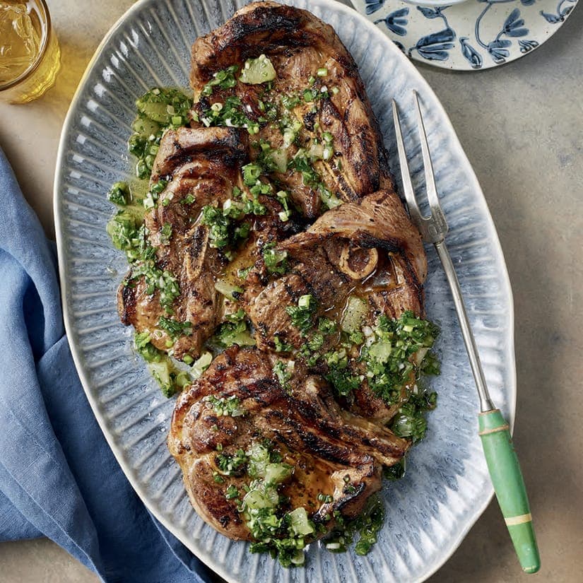 Steaks d'agneau, salsa menthe & oignons verts