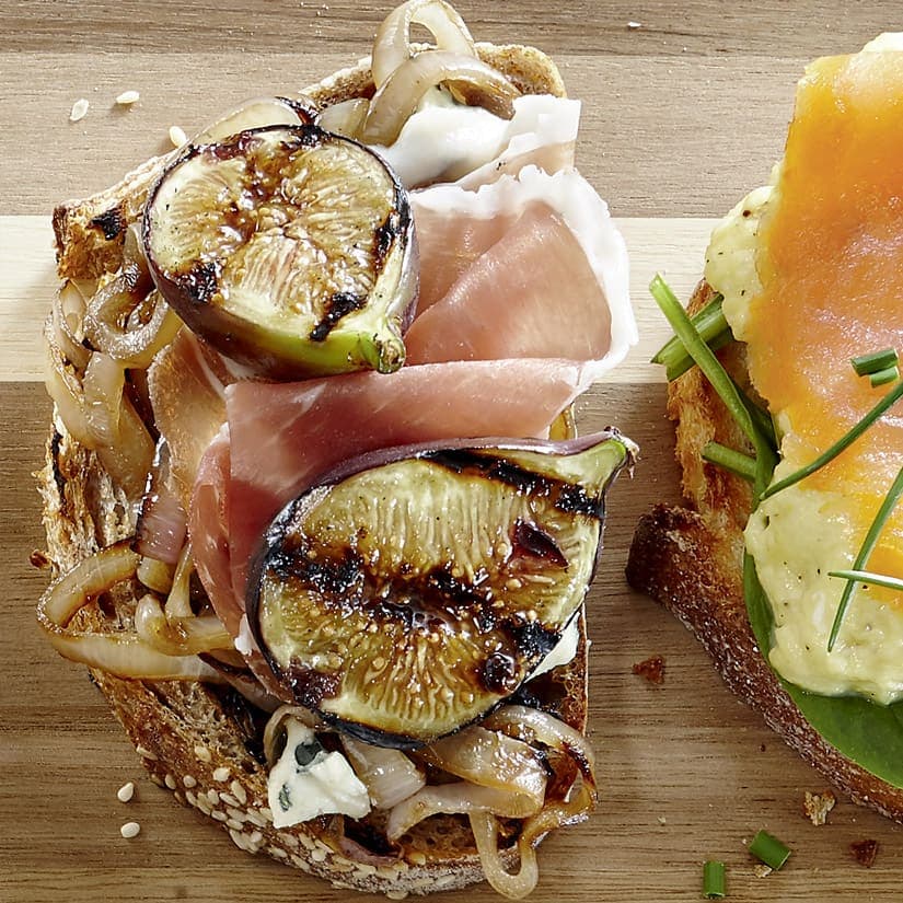 Tartines aux figues, au prosciutto et au bleu