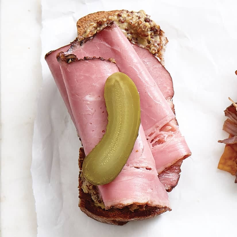 Canapés smoked-meat, moutarde et cornichons