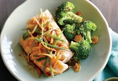Filets de poisson à la vapeur et brocoli au sésame