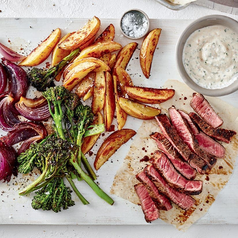 Bifteck, pommes de terre et légumes à l'ail