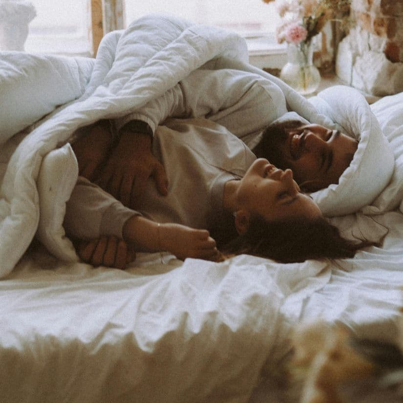 Dormir à deux : la clé du sommeil selon experts