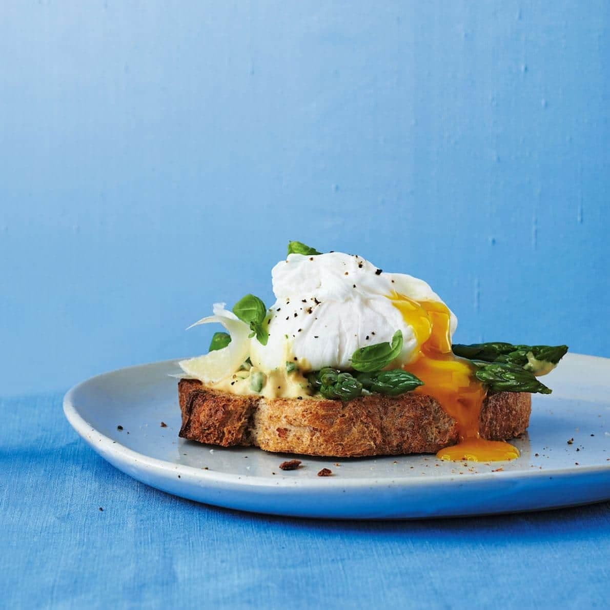 Tartines aux asperges et œuf poché