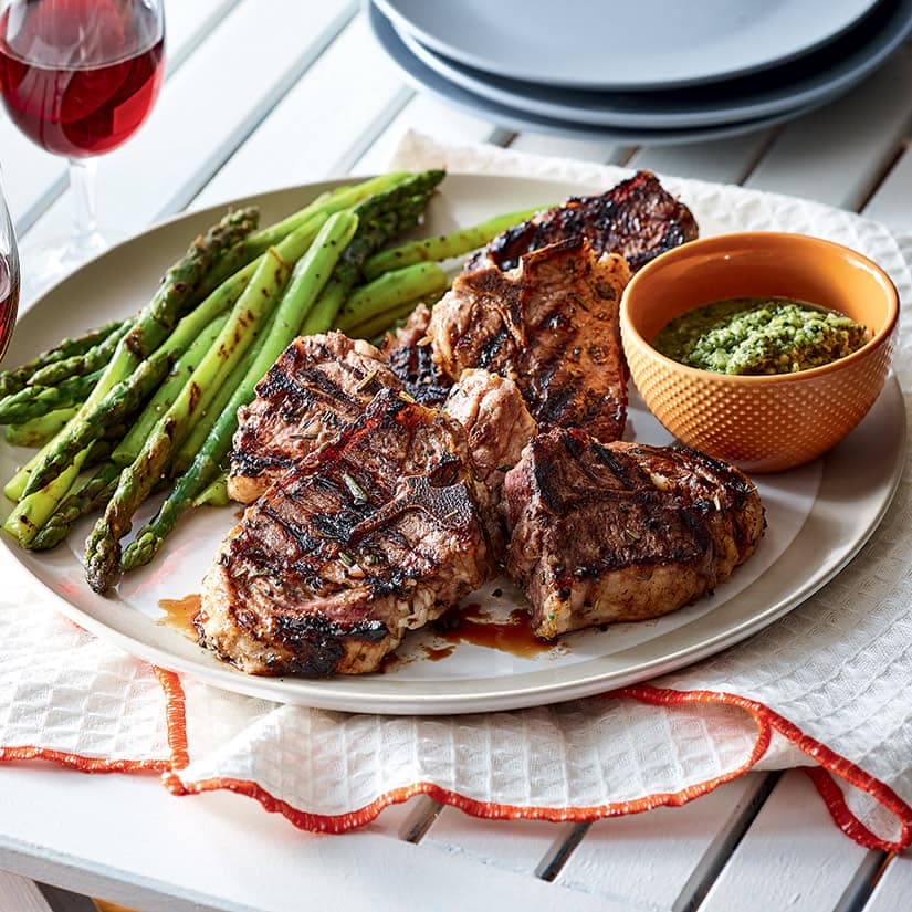Côtelettes d'agneau grillées, romarin et pommes
