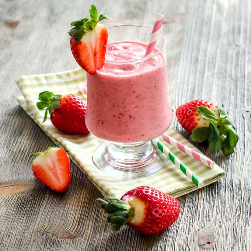 Smoothie au tofu, aux fraises et aux framboises