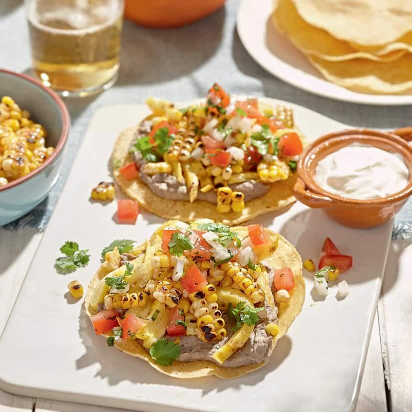 Tostadas haricots noirs, omelette et maïs grillé