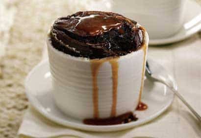 Gâteaux-poudings au chocolat, sauce caramel